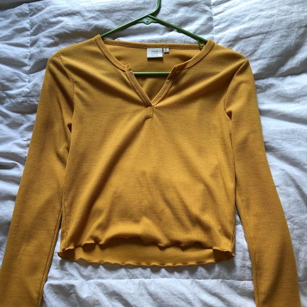 NEED GONE! 🖤! Yellow top 🐤
